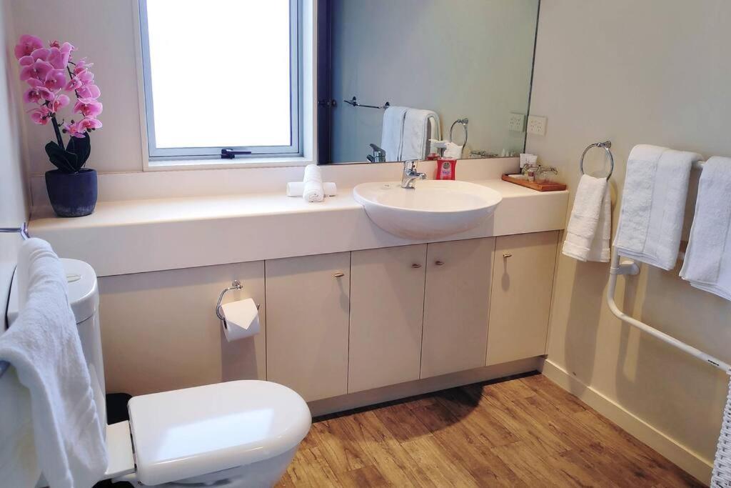 Lovely Apartment- Amazing Lake & Mountain Views Queenstown Bagian luar foto